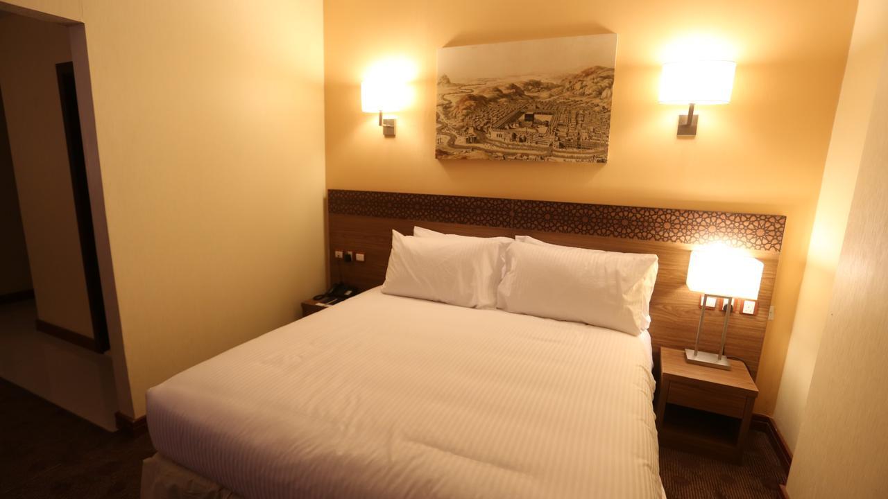 Grand Makkah Hotel Mekke Dış mekan fotoğraf A bedroom at the Petra Marriott Hotel