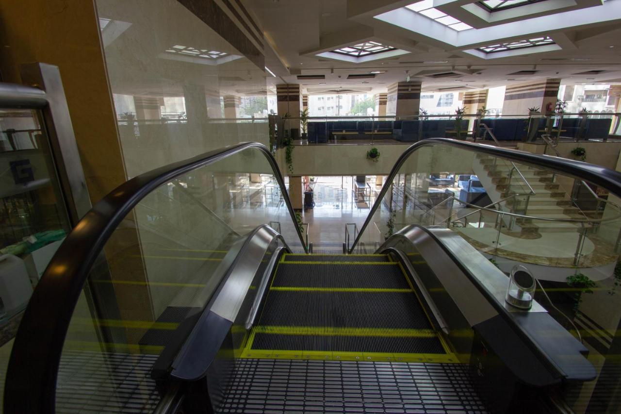 Grand Makkah Hotel Mekke Dış mekan fotoğraf Escalator at the airport