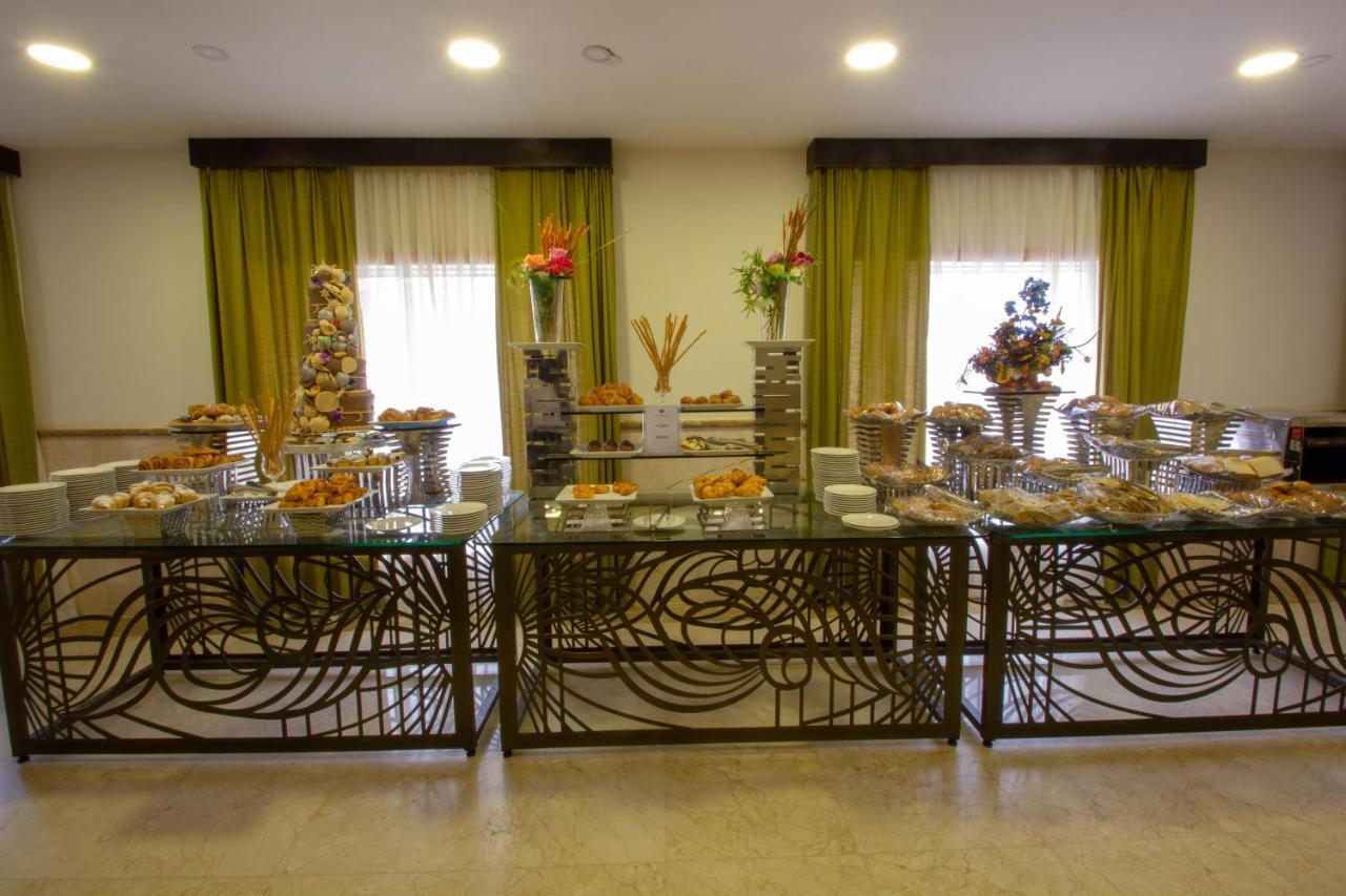 Grand Makkah Hotel Mekke Dış mekan fotoğraf A buffet at a hotel